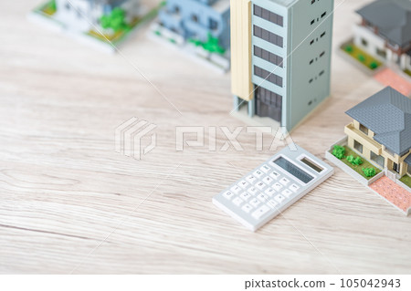 房地產形象桌上的微型房子 105042943