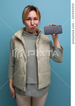 pretty 30s young woman with white hair in casual style shows smartphone screen with mockup for pretty 30s young woman with white hair in casual style shows smartphone screen with mockup for 105043959
