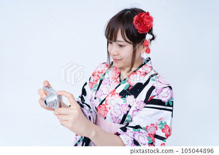 一位年輕女子穿著浴衣拍照 一位年輕女子穿著浴衣拍照 105044896