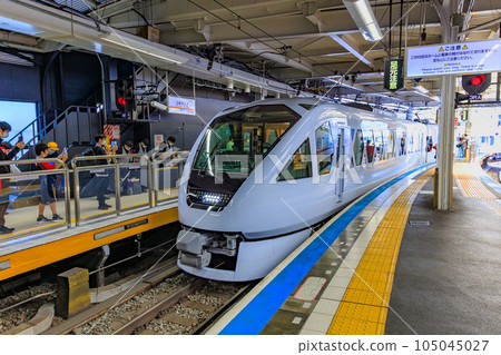 全新特急Spacia X駛入東京台東區東武淺草站 105045027