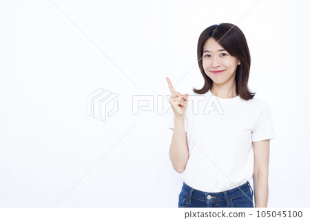 白背景前豎起食指的三十多歲女性 白背景前豎起食指的三十多歲女性 105045100