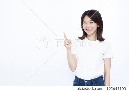 白背景前豎起食指的三十多歲女性 白背景前豎起食指的三十多歲女性 105045103