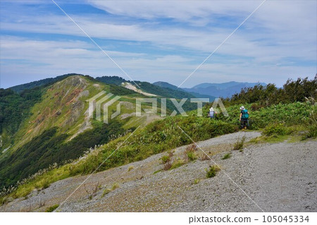 登山者沿著山脊線徒步前往金北山真子峰 105045334