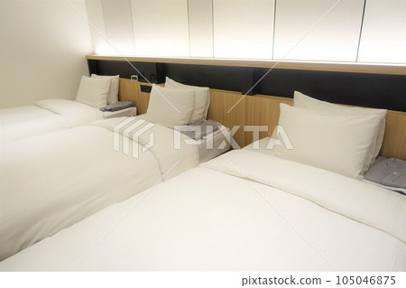 酒店房間有 3 張並排的床 三人間 三人間 105046875