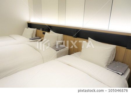 酒店房間有 3 張並排的床 三人間 三人間 105046876