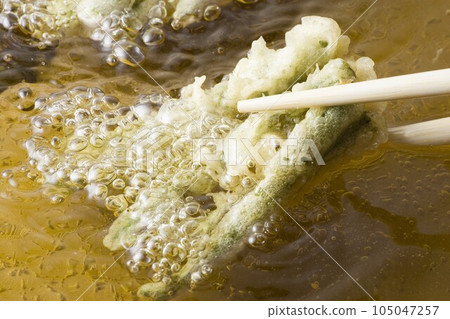 Fry the sweet pepper tempura Fry the sweet pepper tempura 105047257