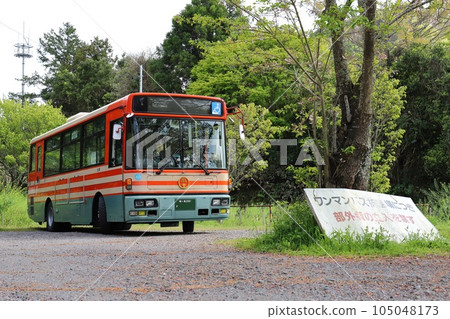 Kominato Railway bus waiting at Chiba Otaki Kazusa-Nakano Station 105048173