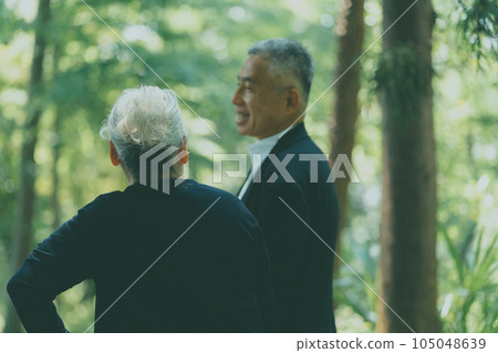 senior, husband and wife, back view 105048639