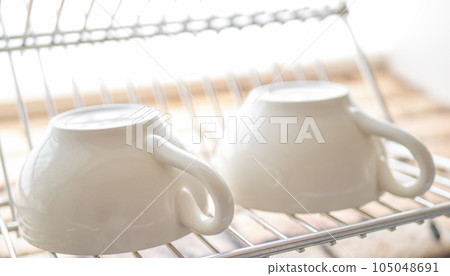 Dish rack and cup in the kitchen [life image] 105048691