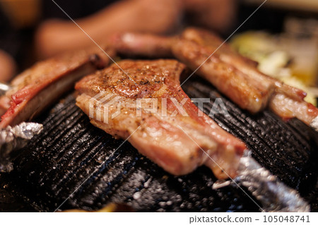 成吉思汗鍋裡煮的羊排 105048741