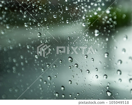 [天氣] 雨天的玻璃窗上有雨滴 105049518