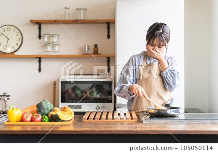 穿著圍裙的婦女/家庭主婦在做飯時感到不適(噁心) 穿著圍裙的婦女/家庭主婦在做飯時感到不適(噁心) 105050114