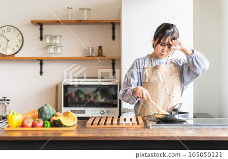 穿著圍裙的婦女/家庭主婦在做飯時感到不適（頭痛） 105050121