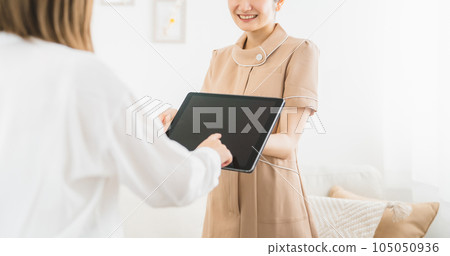 一位女士（平板電腦）在美容院和美甲沙龍向顧客解釋菜單 105050936