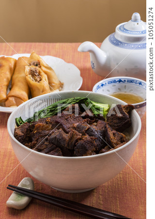 牛肉玫瑰肉碗和中式小菜 105051274