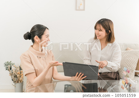 日本女性諮詢在美容院提供諮詢的顧問人員 日本女性諮詢在美容院提供諮詢的顧問人員 105051559