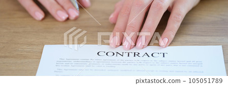 HR manager asks new employee to sign contract. HR manager asks new employee to sign contract. 105051789