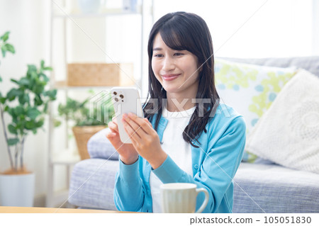 生活方式 一位女士正在看智能手機 105051830