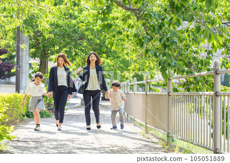 父母和孩子在人行道上行走 父母和孩子在人行道上行走 105051889