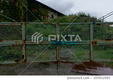 生鏽的柵欄門口，荒涼的風景 105052005