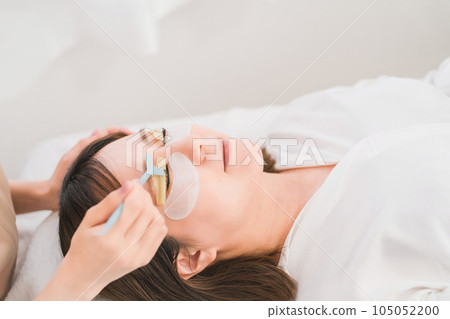 睫毛燙髮的女性和眼科醫生 105052200