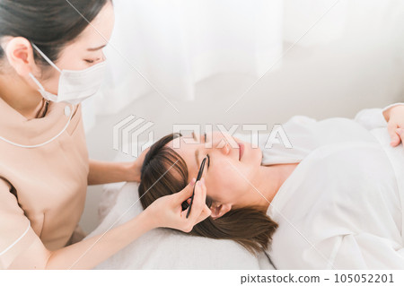 眼科醫生進行睫毛嫁接 眼科醫生進行睫毛嫁接 105052201