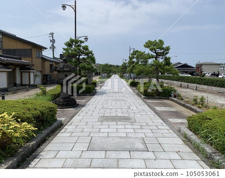 The approach to Zuiryu-ji Temple in Toyama Prefecture The approach to Zuiryu-ji Temple in Toyama Prefecture 105053061