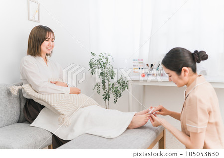 一位女士和一位美甲師在美甲沙龍做修腳和腳趾甲 一位女士和一位美甲師在美甲沙龍做修腳和腳趾甲 105053630