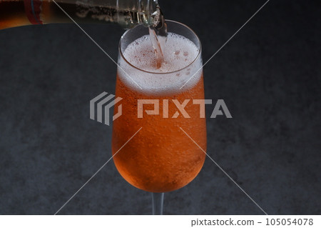 將冷藏好的桃紅香檳（起泡酒）倒入長笛杯中 105054078