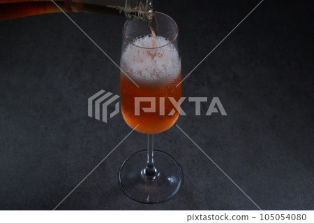 將冷藏好的桃紅香檳(起泡酒)倒入長笛杯中 將冷藏好的桃紅香檳(起泡酒)倒入長笛杯中 105054080