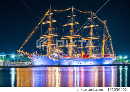 海王丸公園的夜景，光線反射在海面上，美麗極了 | 富山縣射水市 105056402