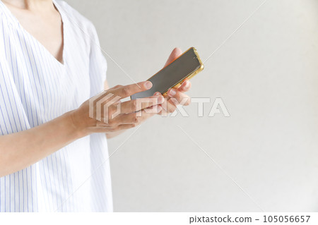 操作智能手機的女人 105056657