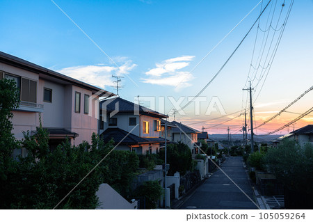 奈良城市公園夕陽的夜景,用橙色照亮了住宅區的窗戶 奈良城市公園夕陽的夜景,用橙色照亮了住宅區的窗戶 105059264