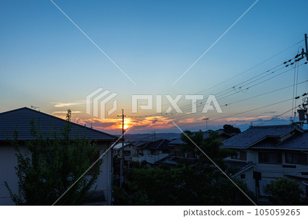 奈良城市公園的夜景夕陽照亮了山腰的尾雲 奈良城市公園的夜景夕陽照亮了山腰的尾雲 105059265