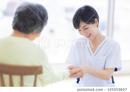 Medical senior doctor and physiotherapist Medical senior doctor and physiotherapist 105059607