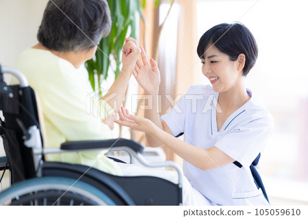 Medical senior doctor and physiotherapist Medical senior doctor and physiotherapist 105059610