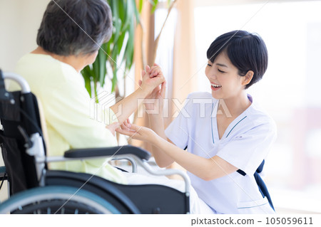 Medical senior doctor and physiotherapist 105059611