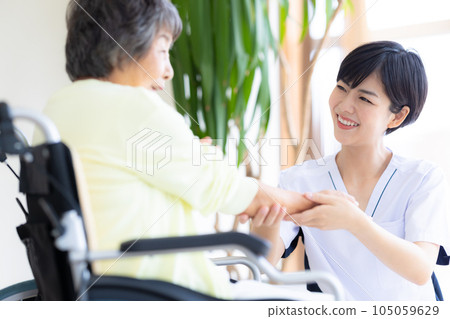 醫學高級醫生和物理治療師 105059629