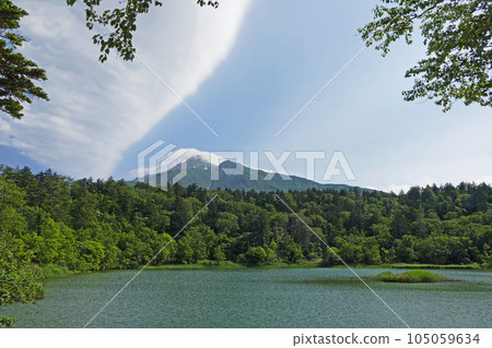 從北海道利尻島姬沼看到的利尻山 從北海道利尻島姬沼看到的利尻山 105059634
