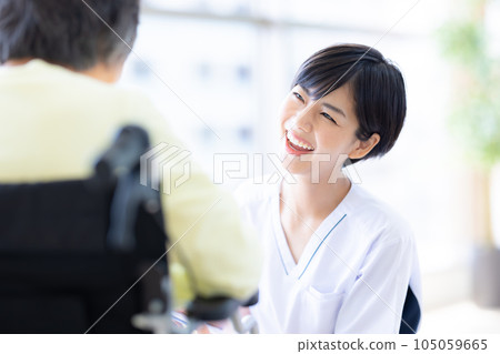 Medical senior doctor and physiotherapist 105059665