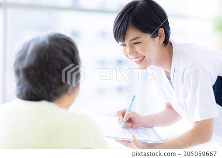 Medical senior doctor and physiotherapist Medical senior doctor and physiotherapist 105059667