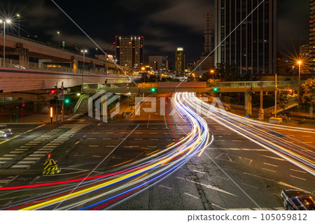 神戶市中央區海關前十字路口的夜間國道2號線 神戶市中央區海關前十字路口的夜間國道2號線 105059812