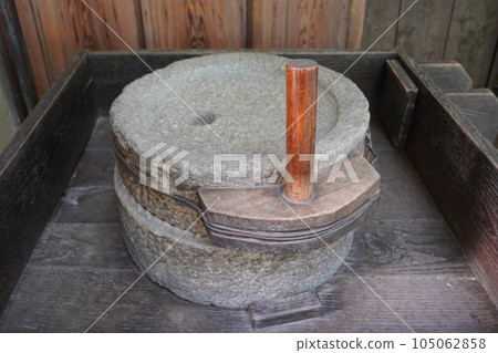 Traditional hand-cranked millstone (Setagaya, Tokyo) 105062858