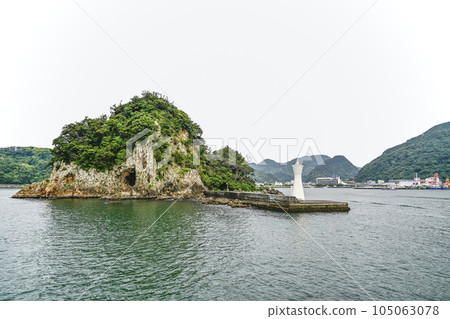 從遊船上看到的犬走島和下田港西防波堤燈塔 從遊船上看到的犬走島和下田港西防波堤燈塔 105063078