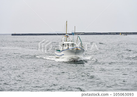 下田港航行的漁船 下田港航行的漁船 105063093