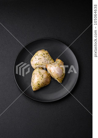 Delicious juicy grilled chicken with salt, spices and herbs with vegetables 105064638