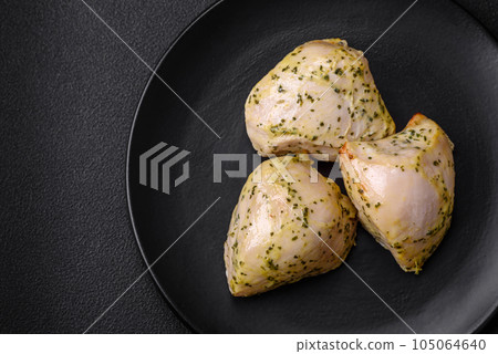 Delicious juicy grilled chicken with salt, spices and herbs with vegetables 105064640