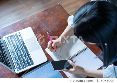 厭倦了學習的女高中生在筆記本上亂寫亂畫 105065090