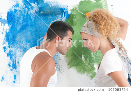 Portrait of couple painting at home 105065734