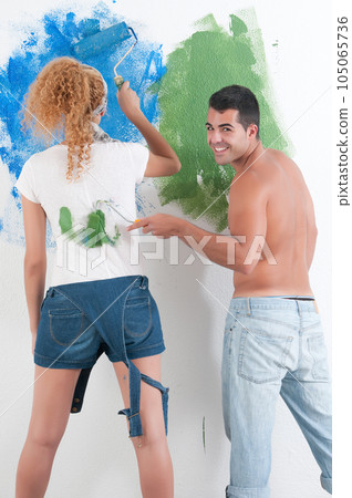Portrait of couple painting at home 105065736